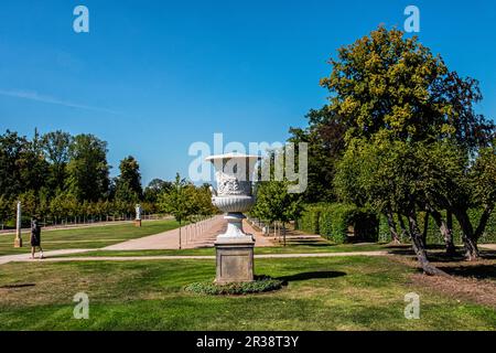 Zinkvase von Friedrich Drake im Schlossgarten Neustrelitz, Mecklenburg-Vorpommern Stockfoto