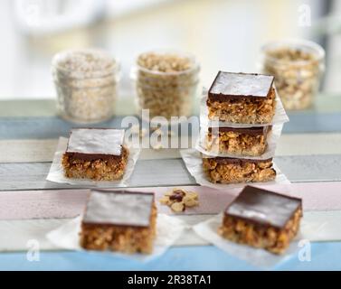 Puffreis-Würfel mit Kichererbsen, Kokosblütenkaramell und Schokolade (vegan) Stockfoto