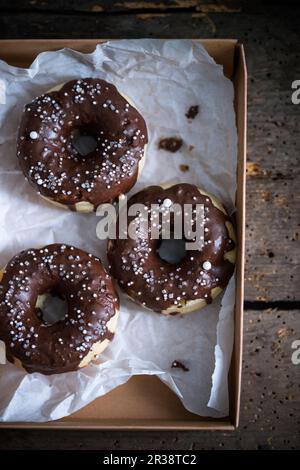 Im Ofen gebackene Donuts, glasiert mit Schokolade (vegan) Stockfoto