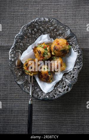 Vegan gebratener klebriger Reis und Gemüsebälle (Draufsicht) Stockfoto