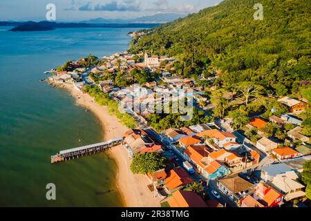 Touristisches Dorf mit Pier und Kirche in Ribeirao da Ilha, Florianopolis, Santa Catarina, Brasilien. Stockfoto