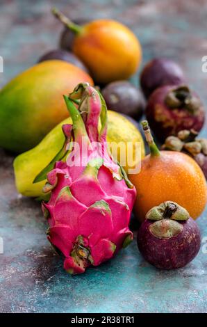 Mehrfarbige exotische Früchte Stockfoto