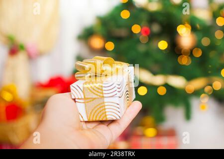 Weihnachten in der Hand über verschwommenes Defokussierten leuchtet Stockfoto