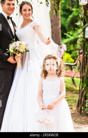 Das kleine Mädchen und Hochzeitspaar auf Zeremonie Stockfoto