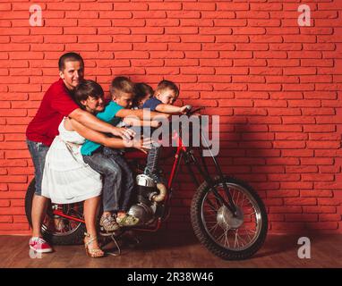 Das Konzept der Familie Reisen auf einem Motorrad Stockfoto