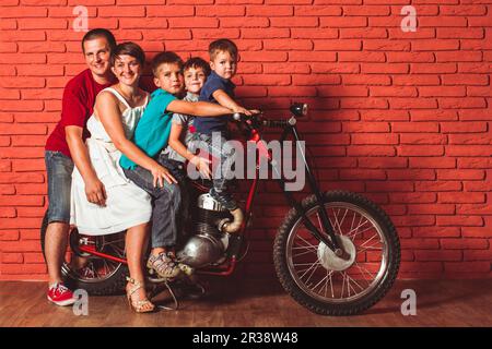 Das Konzept der Familie Reisen auf einem Motorrad Stockfoto