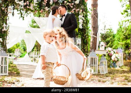 Braut und Bräutigam küssen Auf der Hochzeitsfeier Stockfoto