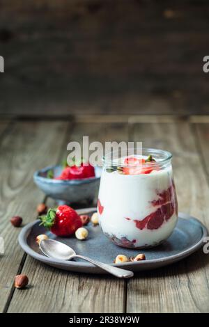 Griechischer Joghurt mit Erdbeer- und Chiasamen-Marmelade und Haselnüssen Stockfoto