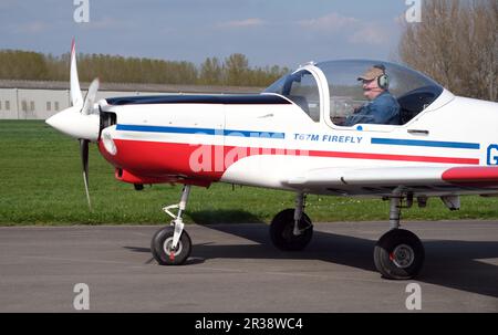 Leichtflugzeuge, die gleich vom lokalen Flugplatz starten. Stockfoto