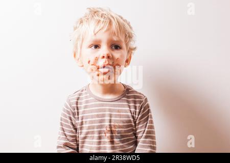 Junge eated Schokolade und schmutzige Gesicht Stockfoto