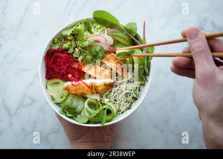 Gemüsesalat mit panierten putenschnitzel-Streifen Stockfoto