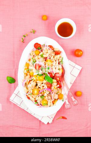 Kalter Gerstensalat mit Cannellini-Bohnen, Thunfisch und Kirschtomaten Stockfoto