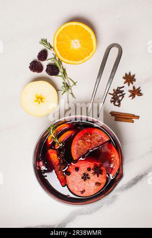 Glühwein Wein Heißgetränk mit Zitrus, Apfel und Gewürzen Stockfoto