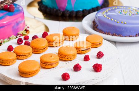 Lecker bunten Kuchen auf den Showcase mit frischem Sommer Beeren Stockfoto