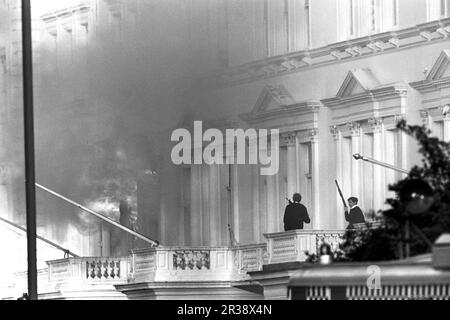 Das Foto der bewaffneten Polizei vom 05. Dezember 05/1980 wurde auf einem Balkon zur iranischen Botschaft abgelegt, als Einheiten des Special Air Service (SAS) der Polizei halfen, die sechstägige Belagerung des Gebäudes zu beenden. Einer der letzten überlebenden SAS-Soldaten, der die iranische Botschaft in London stürmte, ist gestorben. Mel Parry war Teil des SAS-Teams, das die Belagerung von 1980 beendete, nachdem sechs bewaffnete Männer 26 Menschen im Gebäude als Geiseln nahmen. Ausgabedatum: Dienstag, 23. Mai 2023. Stockfoto