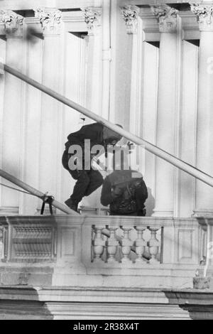 Aktenfoto vom 05. Mai 05/1980 von Mitgliedern des Special Air Service (SAS), die am 5. Mai 1980 die iranische Botschaft betreten, um eine sechstägige Belagerung im Zentrum von London zu beenden. Einer der letzten überlebenden SAS-Soldaten, der die iranische Botschaft in London stürmte, ist gestorben. Mel Parry war Teil des SAS-Teams, das die Belagerung von 1980 beendete, nachdem sechs bewaffnete Männer 26 Menschen im Gebäude als Geiseln nahmen. Ausgabedatum: Dienstag, 23. Mai 2023. Stockfoto