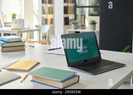 Nahaufnahme eines Laptops mit Bildungsprogramm auf dem Bildschirm für Online-Unterricht im Klassenzimmer Stockfoto