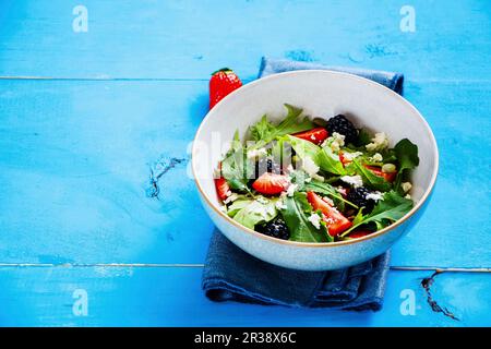 Rucolasalat mit Erdbeeren, Brombeeren und Fetakäse Stockfoto