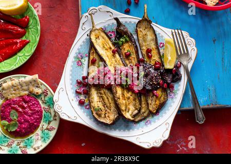 Geröstete Auberginen mit Hummus, Granatäpfel und Grüne Minze Stockfoto