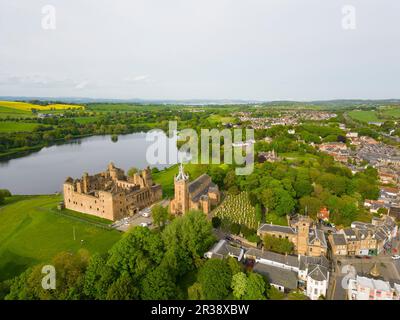 Blick auf Linlithgow Palace und St. Michael's Parish Church, Linlithgow, West Lothian, Schottland Stockfoto