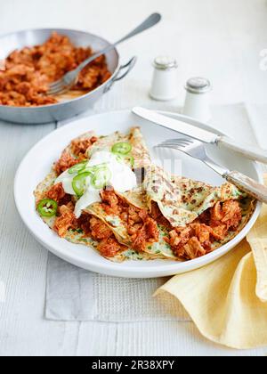 Pfannkuchen mit Schweinefleisch, Chilischoten und saurer Sahne Stockfoto