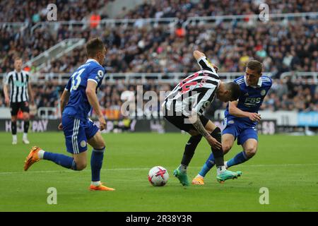 Miguel Almiron von Newcastle United in Aktion mit Kiernan Dewsbury-Hall von Leicester City während des Premier League-Spiels zwischen Newcastle United und Leicester City in St. James's Park, Newcastle am Montag, den 22. Mai 2023. (Foto von Mark Fletcher/MI News/NurPhoto) Guthaben: NurPhoto SRL/Alamy Live News Stockfoto