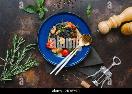 Schwarze Spaghetti mit Garnelen in cremiger Sauce Stockfoto