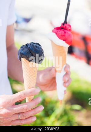 Schwarzes Vanilleeis in einem Kegel Stockfoto