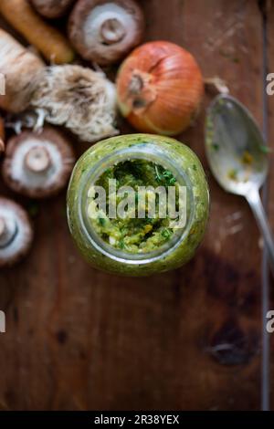 Püriertes Suppengemüse in einem Glas Stockfoto