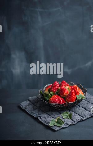 Frische Erdbeeren in einer Schüssel Stockfoto
