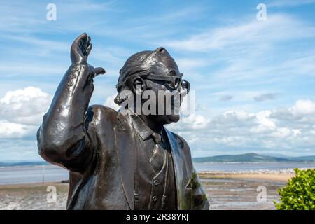 Morecambe Vereinigtes Königreich -9. Juni 2019: Detail der Statue von Eric Morecambe mit blauem Himmel im Hintergrund Stockfoto