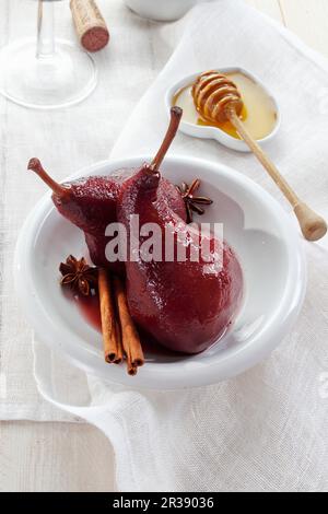 Rotwein vergossen Birnen mit Zimt, Sternanis und Honig Stockfoto