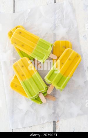 Passionsfrucht und Avocado-Eis (vegan) Stockfoto