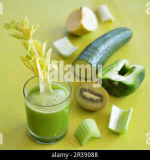 Frisch gepresster grüner Saft aus Obst und Gemüse Stockfoto