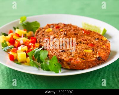Süßkartoffeln-Pfannkuchen mit schwarzen Bohnen und Salsa Stockfoto