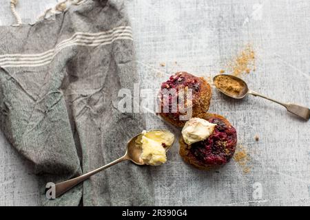 Beerenkrümel-Torten mit gerinnter Creme Stockfoto