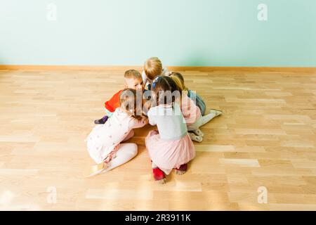 Coole Kinder, die zusammen auf einem kleinen Stapel sitzen Stockfoto