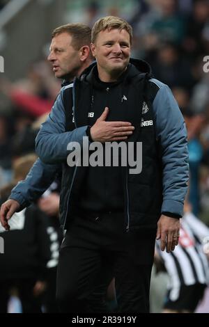 Eddie Howe, Manager von Newcastle United, applaudiert seinen Fans nach dem Spiel der Premier League zwischen Newcastle United und Leicester City at St. James's Park, Newcastle am Montag, den 22. Mai 2023. (Foto von Mark Fletcher/MI News/NurPhoto) Guthaben: NurPhoto SRL/Alamy Live News Stockfoto