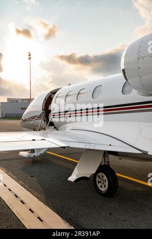 NetJets Embraer Phenom 300 am Flughafen Biarritz vor Sonnenuntergang Stockfoto