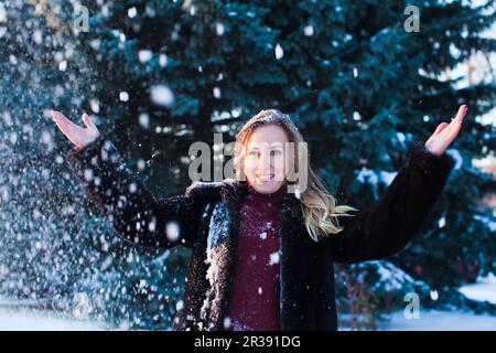 Die schöne Frau unter dem Schnee Stockfoto