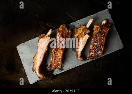 Gegrillte Schweinerippchen auf Schwarz Stockfoto