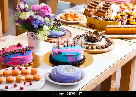 Showcase mit modernem Dessert - Kuchen und Süßigkeiten Stockfoto