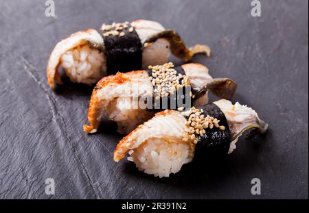 Unagi nigiri Sushi auf dem schwarzen Schiefer eingestellt Stockfoto