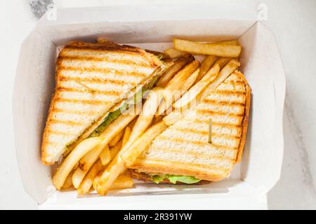 Club Sandwich mit pommes Frites, Draufsicht Stockfoto