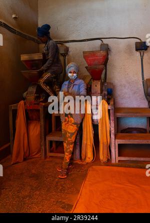 Eritreische Frauen, die in einer Mühle in der Zentralregion, Asmara, Eritrea arbeiten Stockfoto