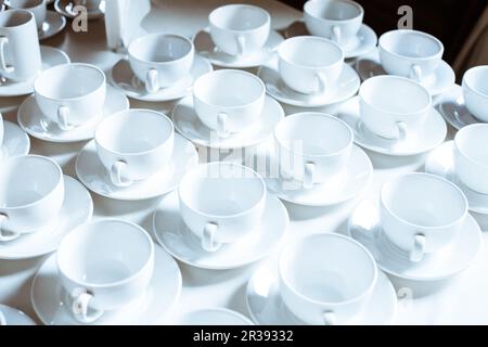 Einfaches Muster aus leeren Tassen Kaffee Stockfoto