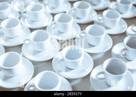Einfaches Muster aus leeren Tassen Kaffee Stockfoto