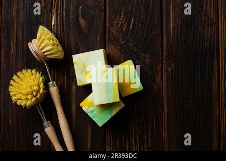 Zubehör für umweltfreundliche Küchenreinigung – Bürsten und Seife Stockfoto