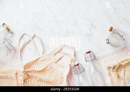 Draufsicht auf Baumwollbeutel und Glasgefäße Stockfoto