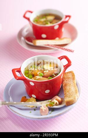 Alphabet Suppe mit Mini-Würstchen und Toast Stockfoto